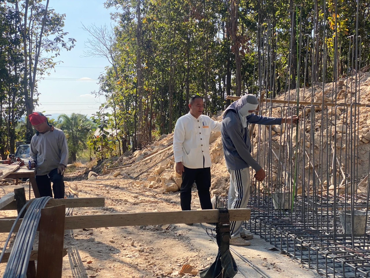 ลงพื้นที่ติดตามโครงการก่อสร้างถังเก็บน้ำคอนกรีตเสริมเหล็ก ขนาดกว้าง 6.00 เมตร ยาว 8.00 เมตร สูง 2.50 เมตร หมู่ที่ 6 บ้านแม่ลอง