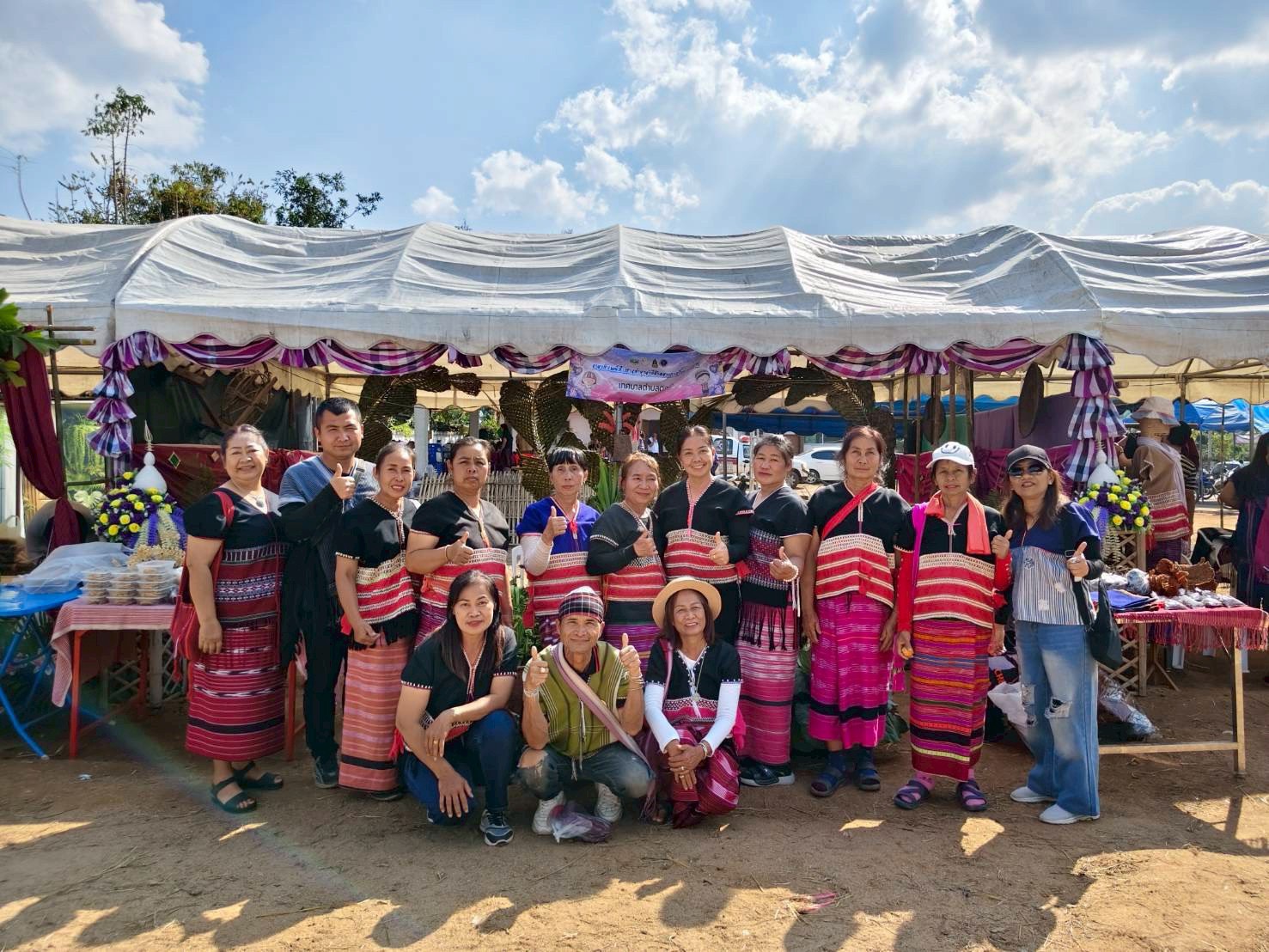 เข้าร่วมงานประเพณีสืบสานตำนานวิถีกระเหรี่ยง ครั้งที่ 15 ตามโครงการฟื้นฟูวิถีชีวิตและสืบทอดมรดกทางวัฒนธรรมกระเหรี่ยง ณ สนามกีฬาบ้านดอยยาว หมู่ 16 บ้านดอยยาว