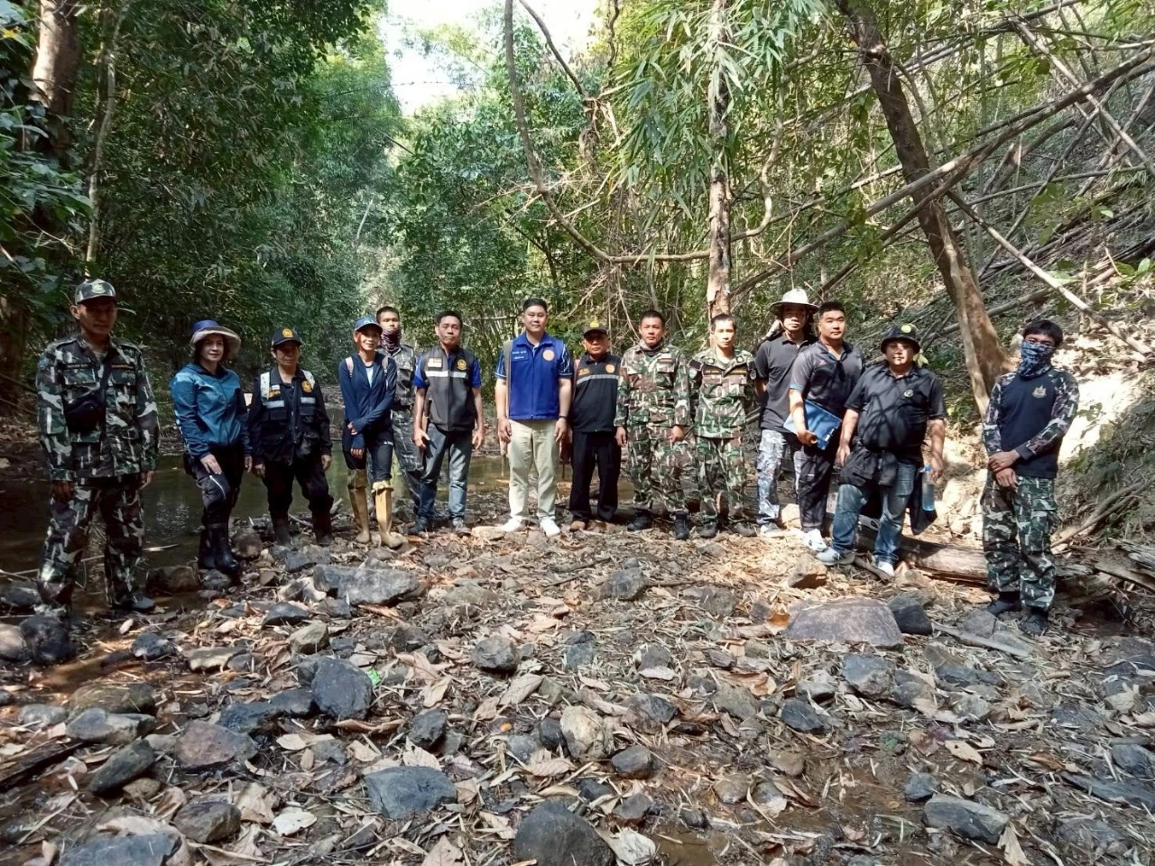 ลงพื้นที่ดูสถานที่ดำเนินการจิตอาสาก่อสร้างฝายชะลอน้ำ ณ ลำห้วยแม่แวน บ้านบวก หมู่ที่ 3