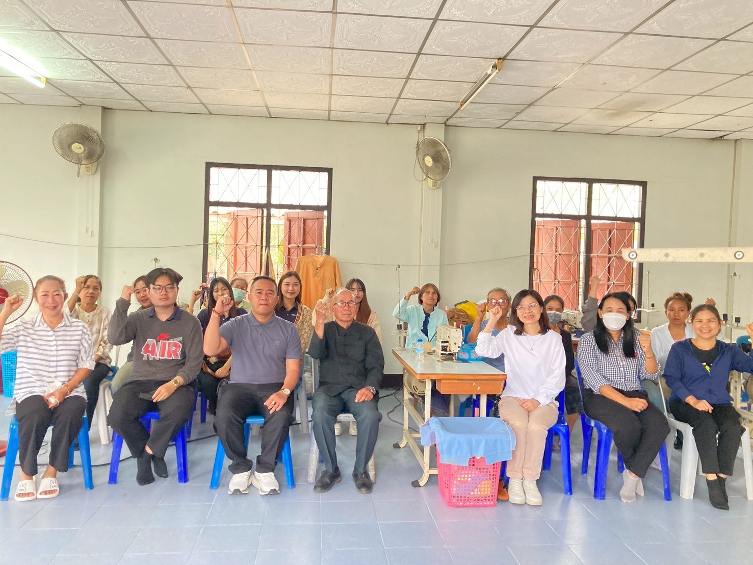 จัดอบรมเชิงปฏิบัติการ “การตัดเย็บเสื้อพื้นเมืองสตรี” ให้แก่กลุ่มอาชีพและผู้สูงอายุ