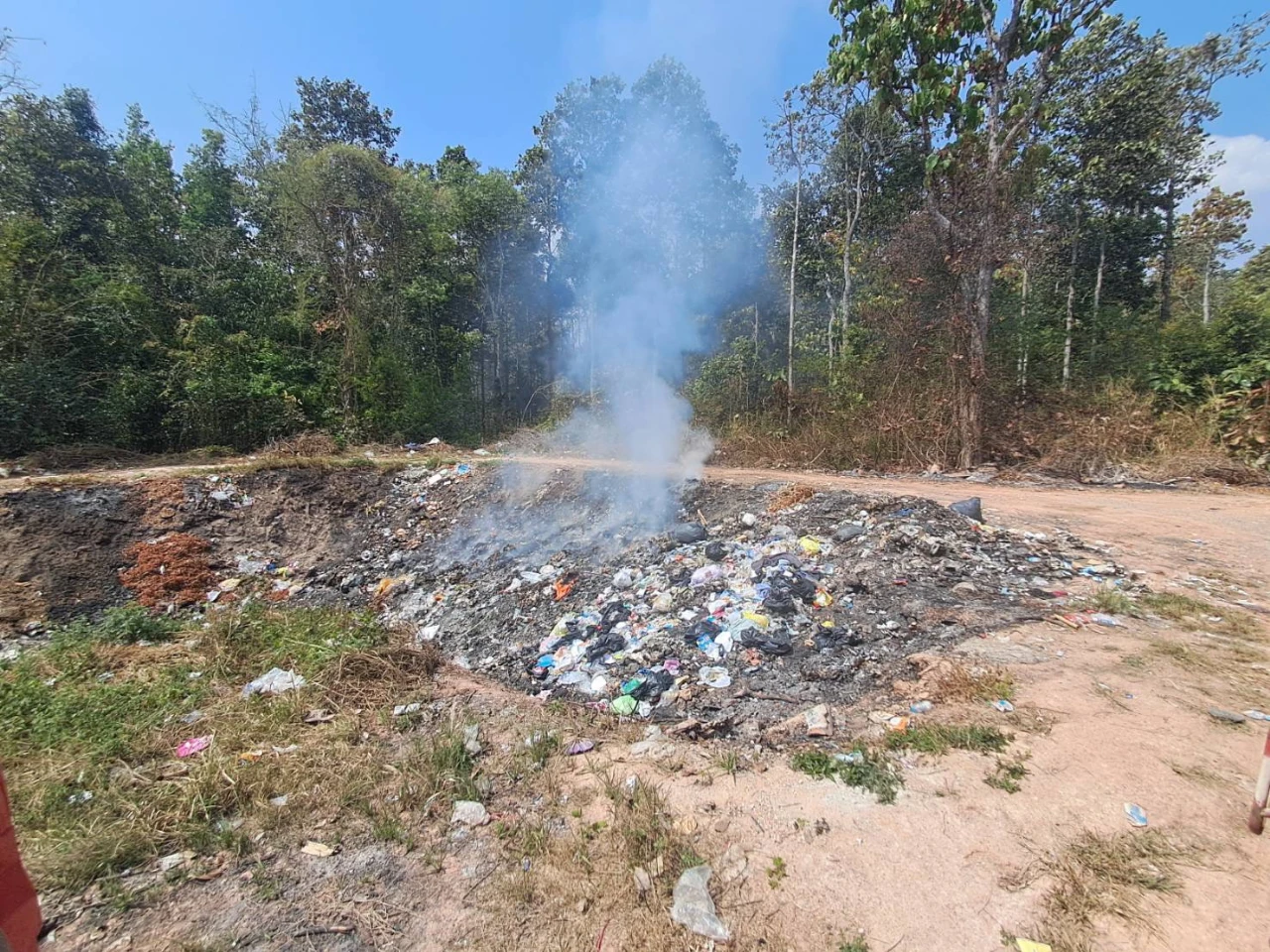 งานป้องกันและบรรเทาสาธารณภัยนำรถบรรทุกน้ำออกให้บริการดับไฟไหม้บ่อขยะบ้านปางส้าน หมู่ที่ 5 ตำบลดงดำ