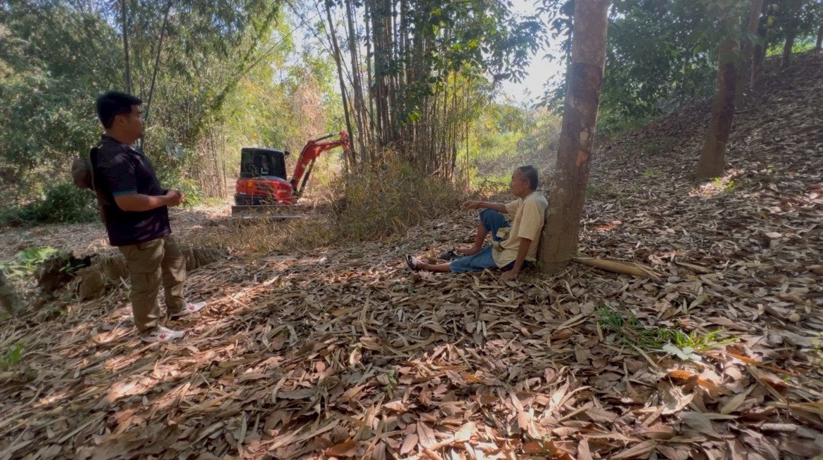 ดำเนินการซ่อมแซมคันลำห้วยที่ถูกน้ำป่าไหลหลากกัดเซาะพังเสียหาย ทำให้น้ำทะลักเข้าพื้นที่สวนยางพารา บริเวณลำห้วยต๋มเหนือ บ้านป่าคา หมู่ที่ 1