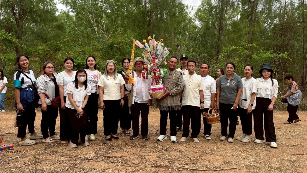 ประเพณีสรงน้ำพระธาตุจอมสวรรค์ ณ พระธาตุจอมสวรรค์ หมู่ที่ 3